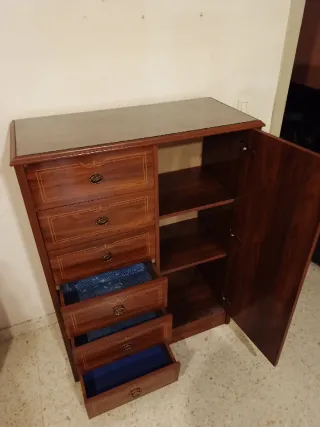 Mueble de madera con cajones y puerta