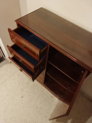 Mueble de madera con cajones y puerta