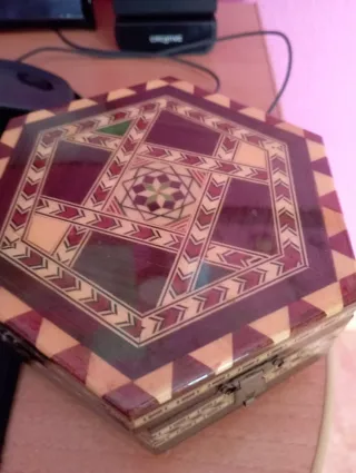 Joyería hexagonal con incrustaciones