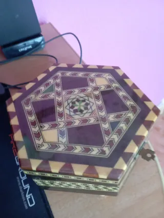 Joyería hexagonal con incrustaciones