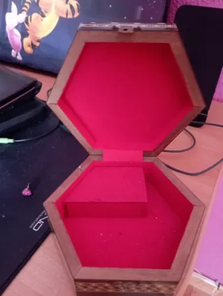 Joyería hexagonal con incrustaciones