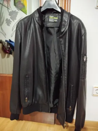 Cazadora de hombre negra