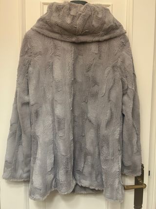 Abrigo pelo sintético gris Junco y Arena