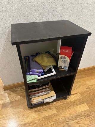 Mueble auxiliar negro con ruedas