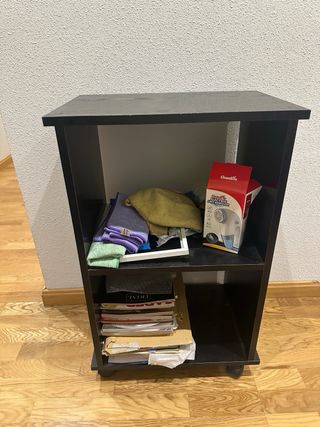 Mueble auxiliar negro con ruedas