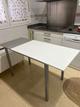 Mesa de cocina blanca de madera, extensible