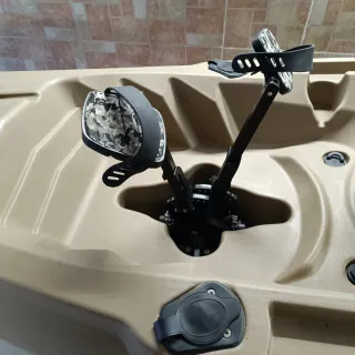 Kayak de pesca a pedales aletas.