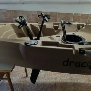 Kayak de pesca a pedales aletas.
