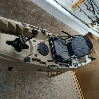 Kayak de pesca a pedales aletas.