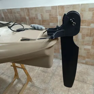 Kayak de pesca a pedales aletas.