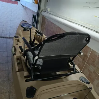 Kayak de pesca a pedales aletas.