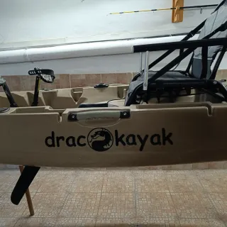 Kayak de pesca a pedales aletas.