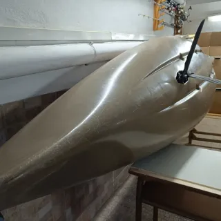 Kayak de pesca a pedales aletas.