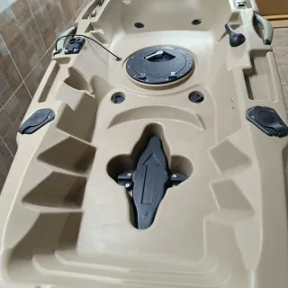 Kayak de pesca a pedales aletas.