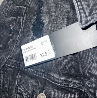 Cazadora vaquera negra desgastada