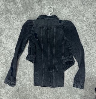 Cazadora vaquera negra desgastada