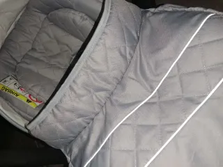 Silla de coche para bebé gris