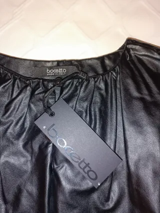 Camisa de piel sintética negra