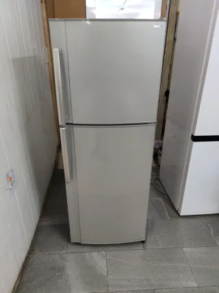 Nevera Sharp plateada clase A 158x60cm garantía