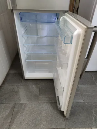 Nevera Sharp plateada clase A 158x60cm garantía