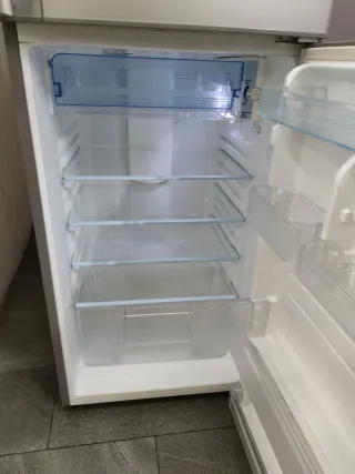 Nevera Sharp plateada clase A 158x60cm garantía