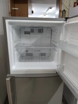 Nevera Sharp plateada clase A 158x60cm garantía