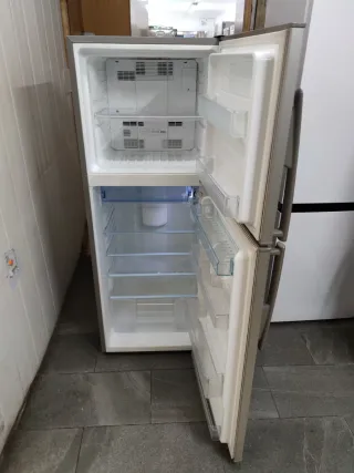 Nevera Sharp plateada clase A 158x60cm garantía