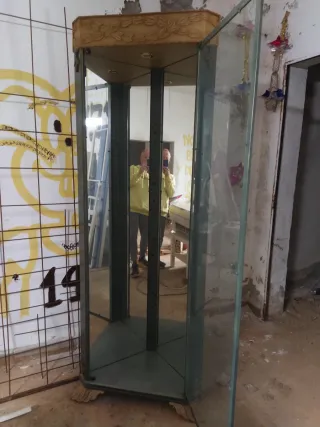 Estantería cristal y metal dorada