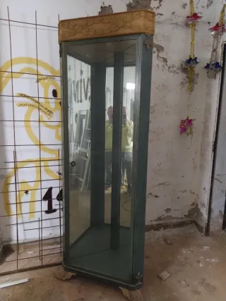 Estantería cristal y metal dorada