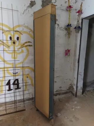 Estantería cristal y metal dorada