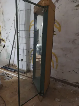 Estantería cristal y metal dorada