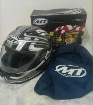 Casco MT con funda y caja