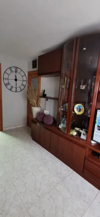 Mueble de comedor madera oscura