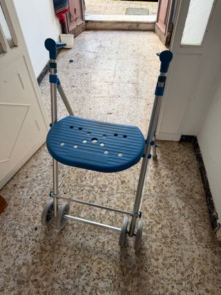 Andador con asiento y ruedas