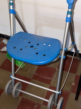 Andador con asiento y ruedas