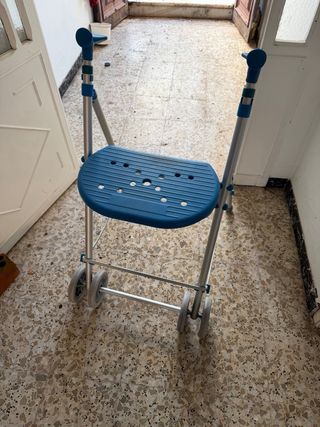 Andador con asiento y ruedas