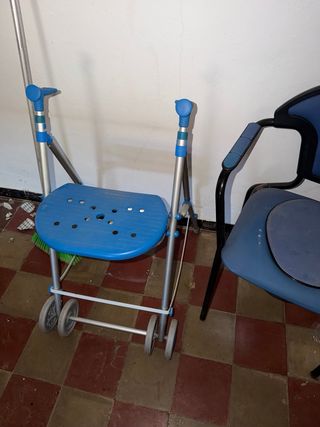 Andador con asiento y ruedas