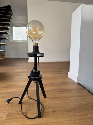 Lámpara de mesa trípode negra Ikea, regulable