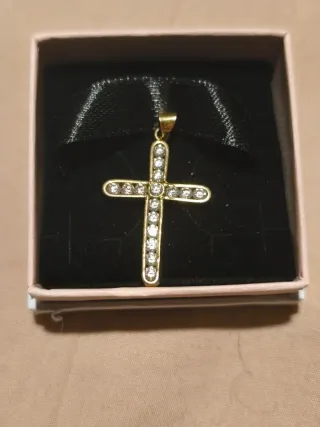 Cruz dorada con circonitas