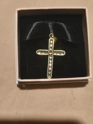 Cruz dorada con circonitas
