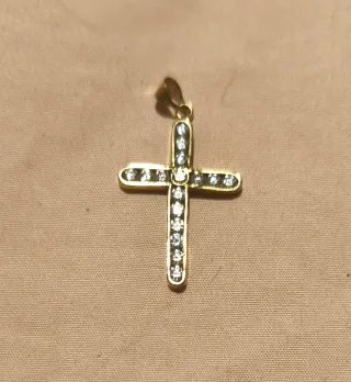 Cruz dorada con circonitas