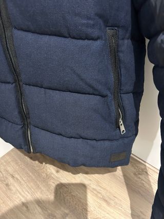 Chaqueta ZARA azul acolchada con capucha