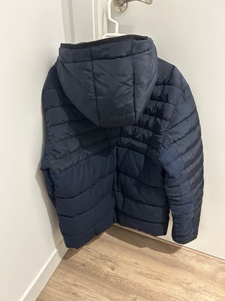 Chaqueta ZARA azul acolchada con capucha