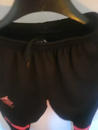 Maya deportiva negra y rosa