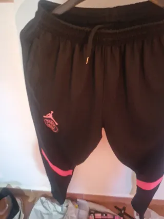 Maya deportiva negra y rosa