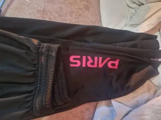 Maya deportiva negra y rosa