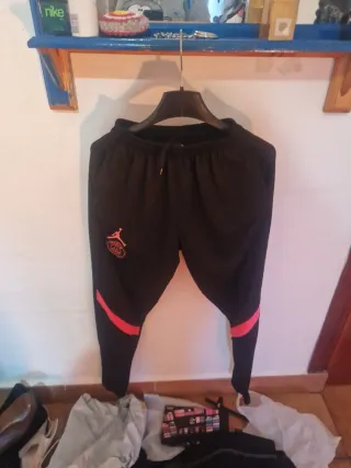 Maya deportiva negra y rosa