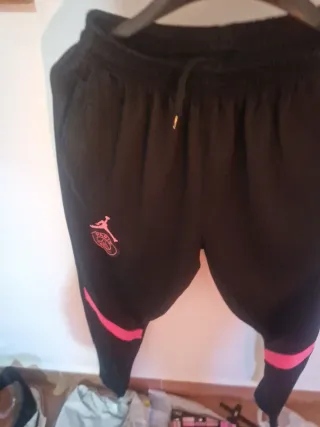 Maya deportiva negra y rosa