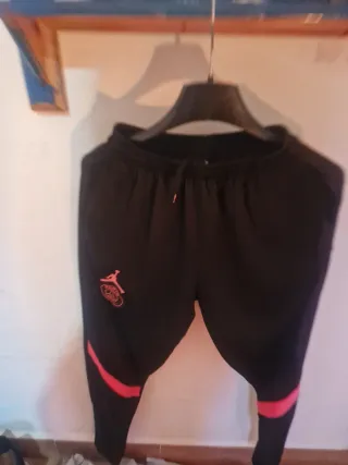 Maya deportiva negra y rosa