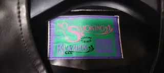 Chaqueta de cuero negra y roja